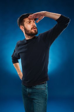 Mesafe içine bakan adam