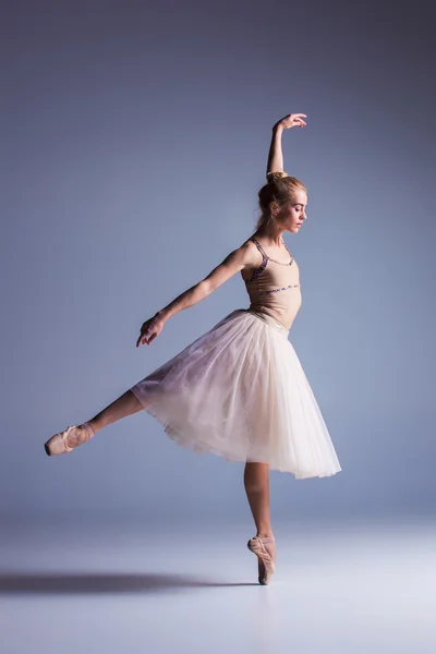 Joven hermosa bailarina de estilo moderno posando en un fondo de estudio —  Fotos de Stock