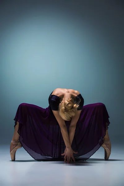 Ung vacker modern stil dansare poserar på en studio bakgrund — Stockfoto