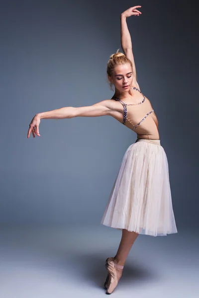 Jovem bela bailarina dançarina dançando em um fundo de estúdio — Fotografia de Stock