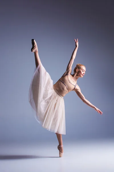 Jeune belle danseuse de ballerine dansant sur fond de studio — Photo