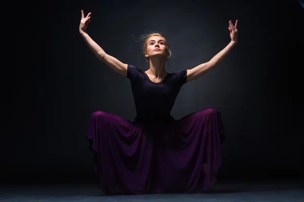 Young beautiful modern style dancer posing on a studio background — Stock Photo, Image