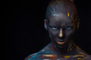 Poz bir genç kadının portresi siyah boya ile kaplı