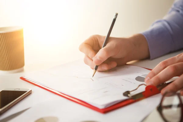 The male hand drawing a graph of growth — Stock Photo, Image