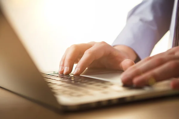 Manos en el teclado — Foto de Stock