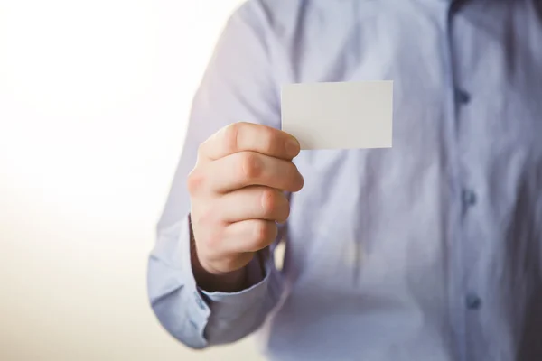 Man holding white business card — Stock Photo, Image