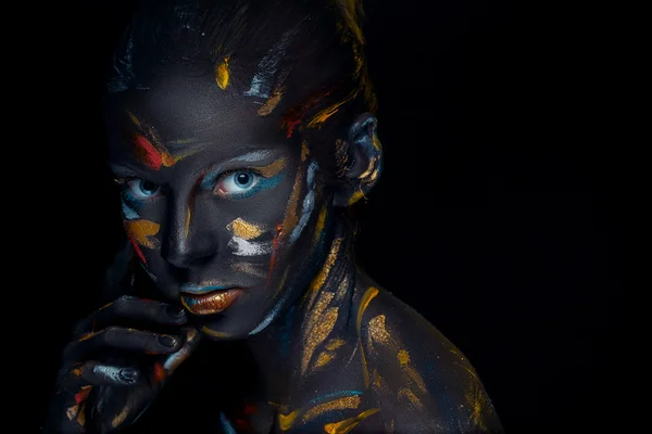 Portréja egy fiatal nő, aki vet borított fekete festék — Stock Fotó