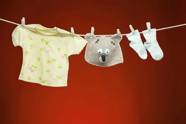 Articoli per bambini appesi alla clothesline — Foto Stock