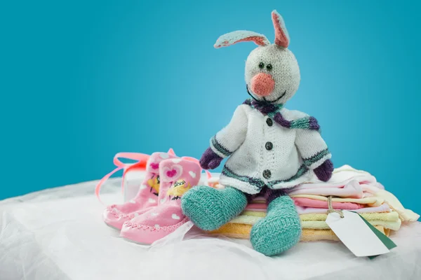 A roupa de bebê com cartão — Fotografia de Stock