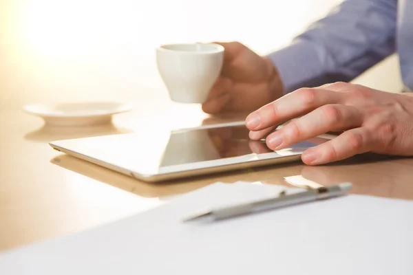 The male hands with a laptop and the cup — Stock Photo, Image