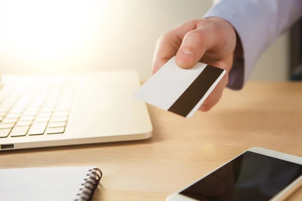 The man doing online shopping with credit card — Stock Photo, Image