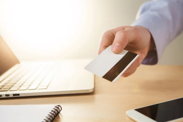 Человек, делающий онлайн покупки с помощью кредитной карты — стоковое фото