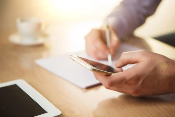 Męskiej ręki trzymającej telefon — Zdjęcie stockowe