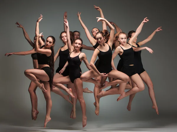 De groep van moderne balletdansers — Stockfoto