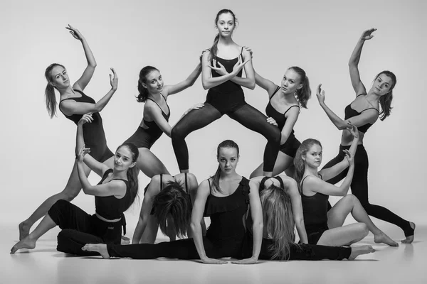 Grupa tancerzy baletu nowoczesnego — Zdjęcie stockowe