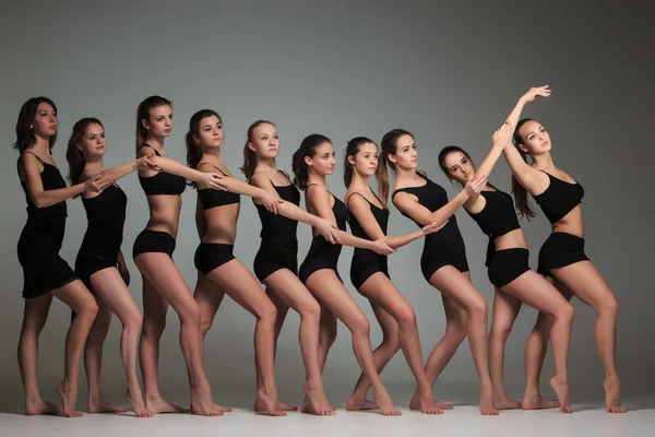 De groep van moderne balletdansers — Stockfoto