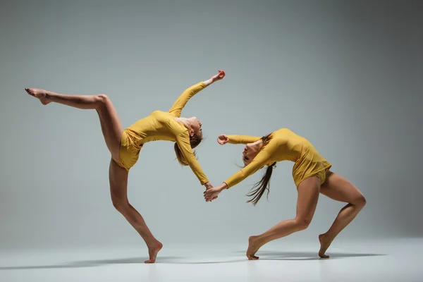 De twee moderne balletdansers — Stockfoto