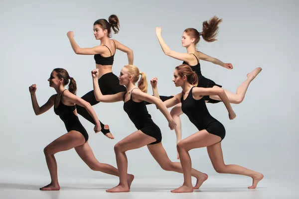Η ομάδα του σύγχρονου μπαλέτου χορευτές — Φωτογραφία Αρχείου