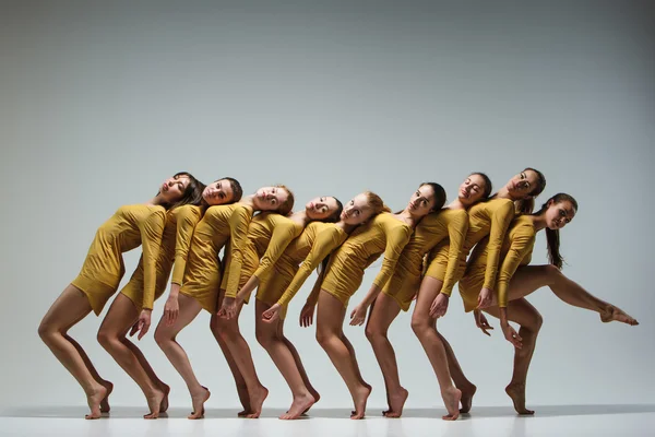 O grupo de bailarinos modernos — Fotografia de Stock