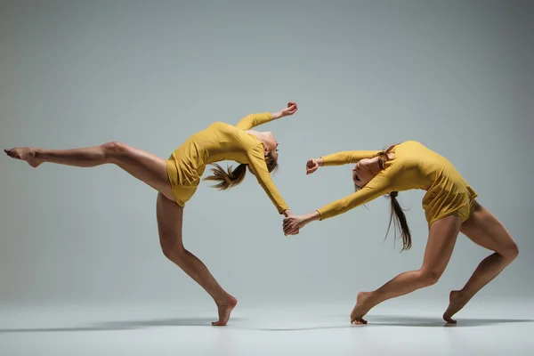 Os dois bailarinos modernos — Fotografia de Stock