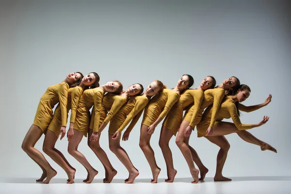 Gruppen af moderne ballet dansere - Stock-foto