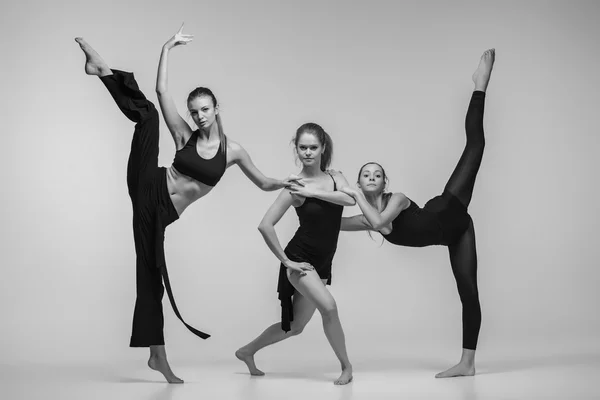 De groep van moderne balletdansers — Stockfoto