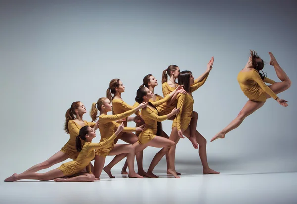 O grupo de bailarinos modernos — Fotografia de Stock