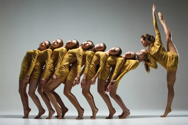 O grupo de bailarinos modernos — Fotografia de Stock