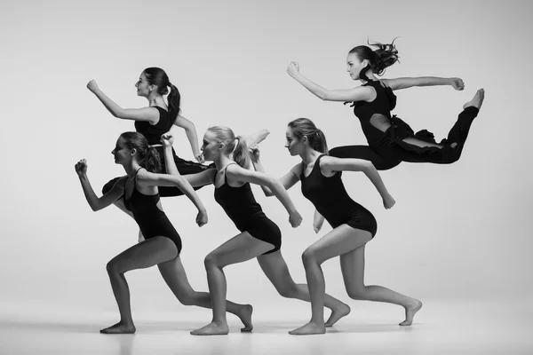 De groep van moderne balletdansers — Stockfoto