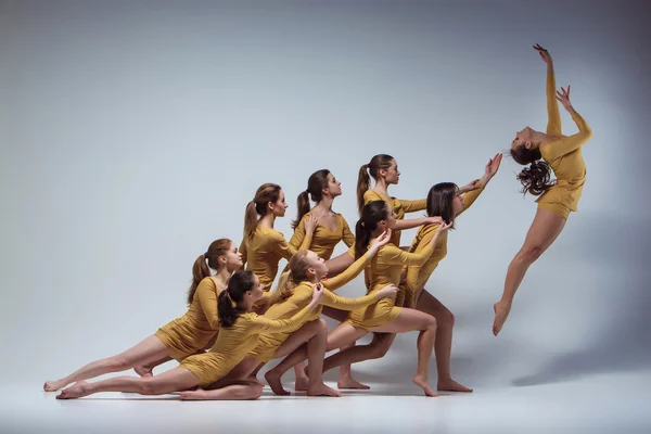 El grupo de bailarines de ballet modernos — Foto de Stock