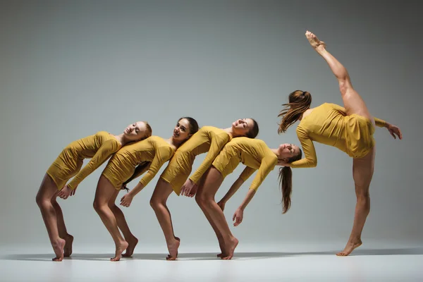 O grupo de bailarinos modernos — Fotografia de Stock