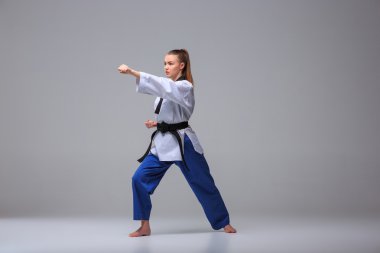 Siyah kuşak karate kızla