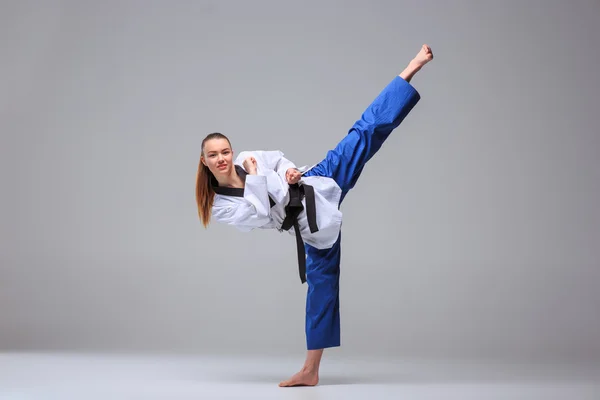 De karate meisje met zwarte band — Stockfoto