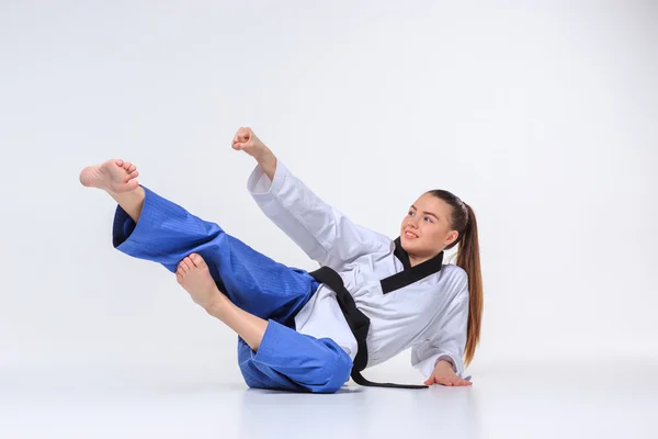 De karate meisje met zwarte band — Stockfoto