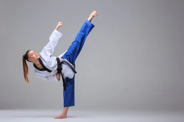 De karate meisje met zwarte band — Stockfoto