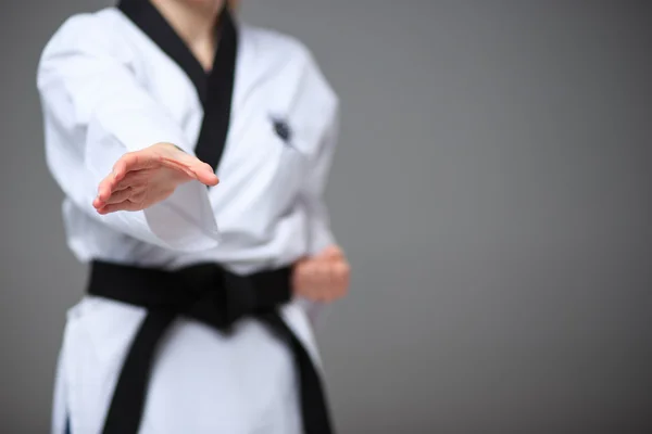 Den karate tjejen med svart bälte — Stockfoto