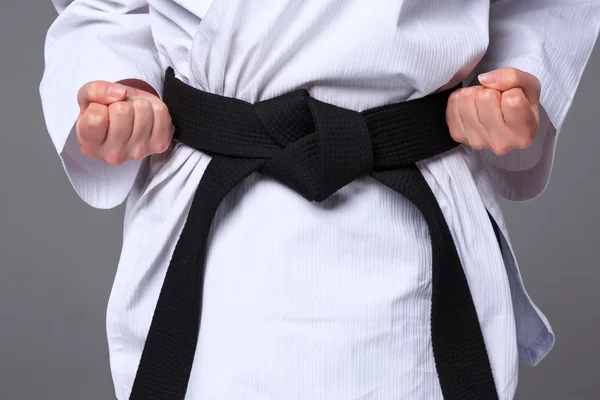 Das Karate-Mädchen mit schwarzem Gürtel — Stockfoto
