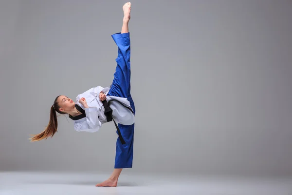 De karate meisje met zwarte band — Stockfoto