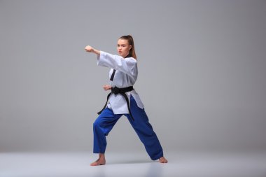 Siyah kuşak karate kızla