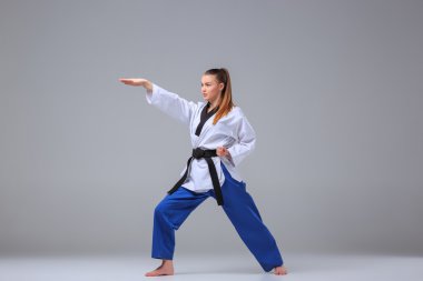 Siyah kuşak karate kızla