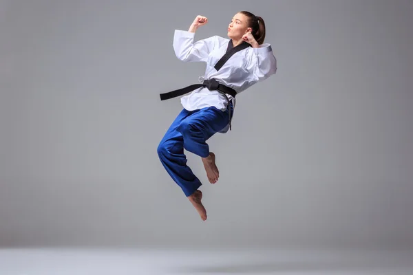 Den karate tjejen med svart bälte — Stockfoto