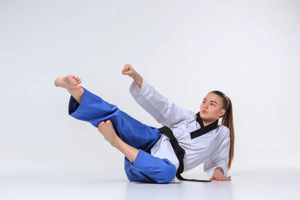 De karate meisje met zwarte band — Stockfoto