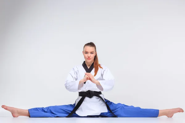 La chica del karate con cinturón negro — Foto de Stock