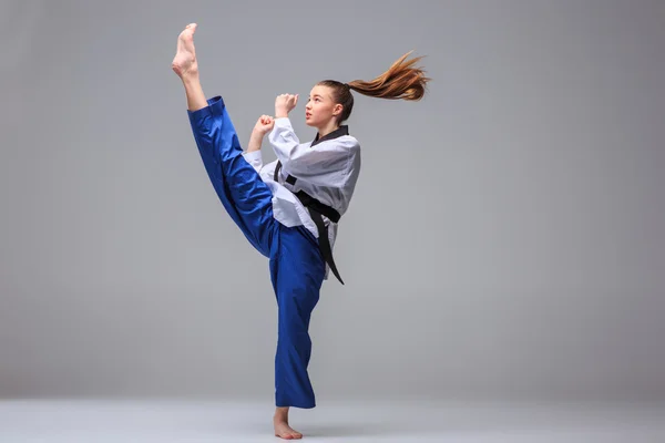 La chica del karate con cinturón negro — Foto de Stock