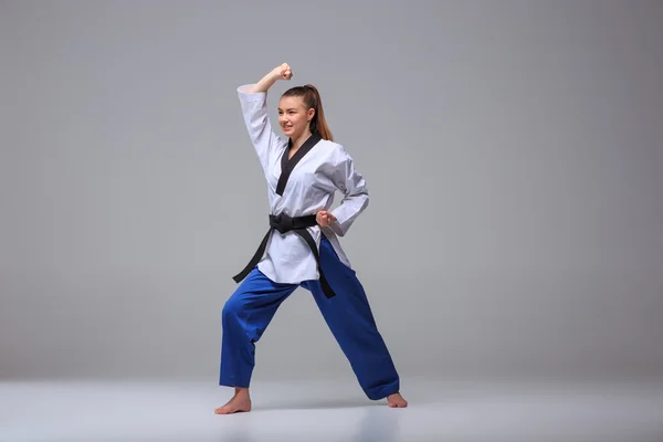 Karate girl s černým pásem — Stock fotografie