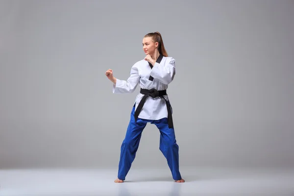 La chica del karate con cinturón negro — Foto de Stock