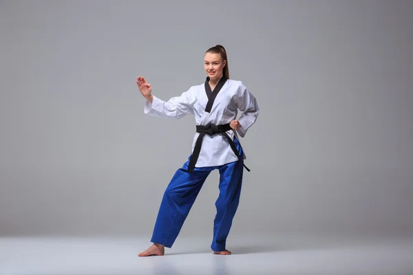 Karate girl s černým pásem — Stock fotografie