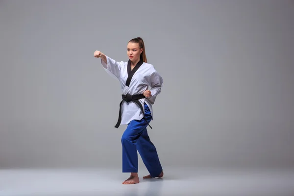 A fekete övet karate lány — Stock Fotó