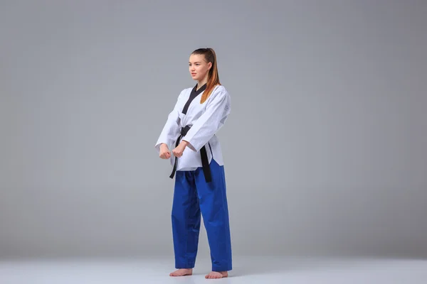 Karate girl s černým pásem — Stock fotografie