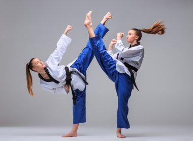 Karate kız beyaz kimono ve gri arka plan üzerinde siyah kuşak eğitim karate kolaj
